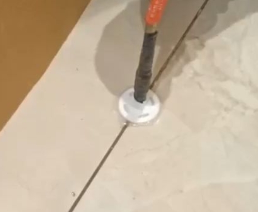 巴彦淖尔市瓷砖空鼓维修公司专业解答瓷砖在铺贴过程中，如果没有涂抹均匀到位的粘结材料（如水泥砂浆或瓷砖胶），可能会导致以下问题